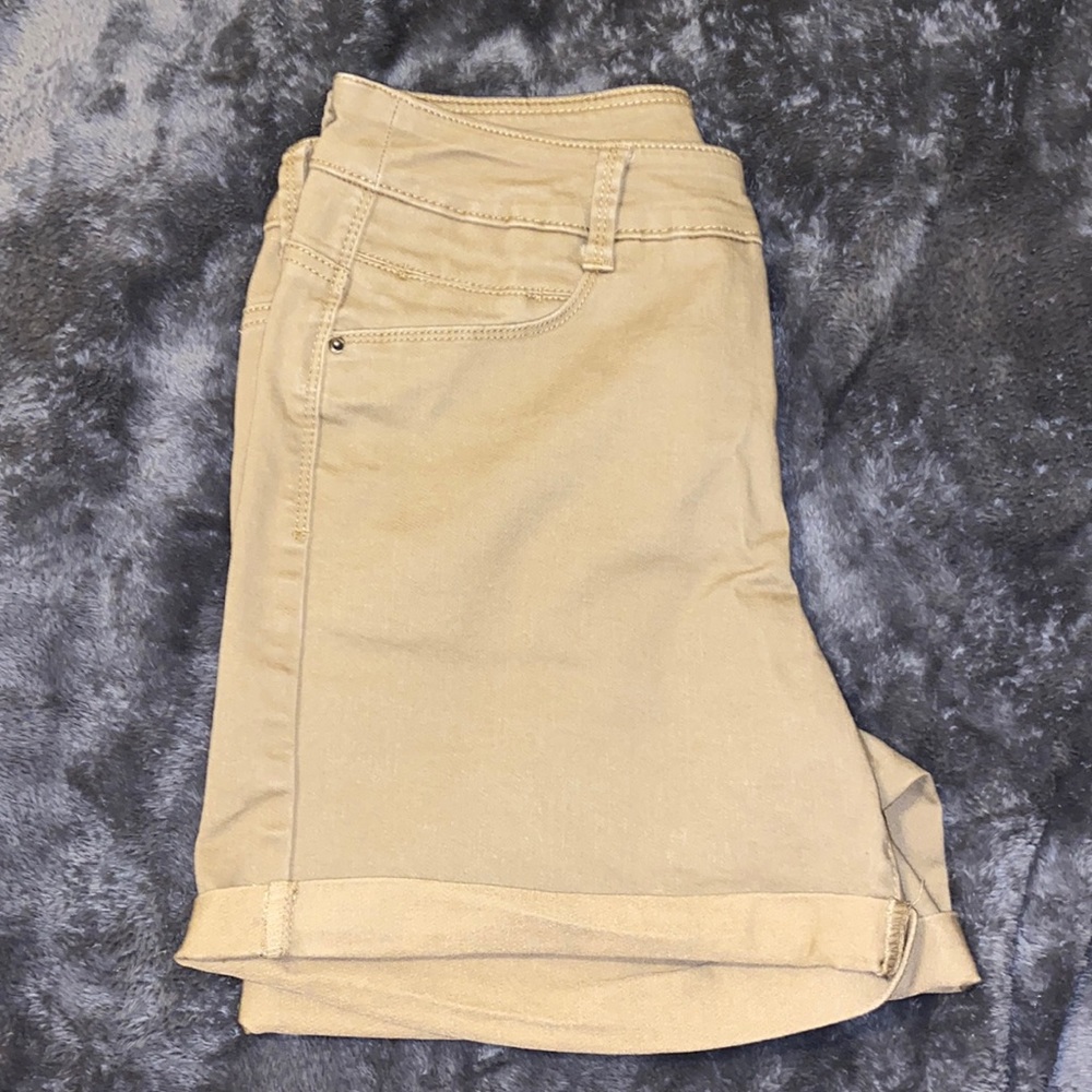 Tan high wastes buttonless shorts